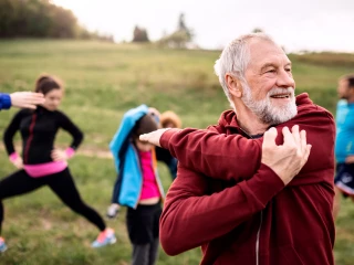 cvičení pohyb venku muž cvičící sport protahování senior