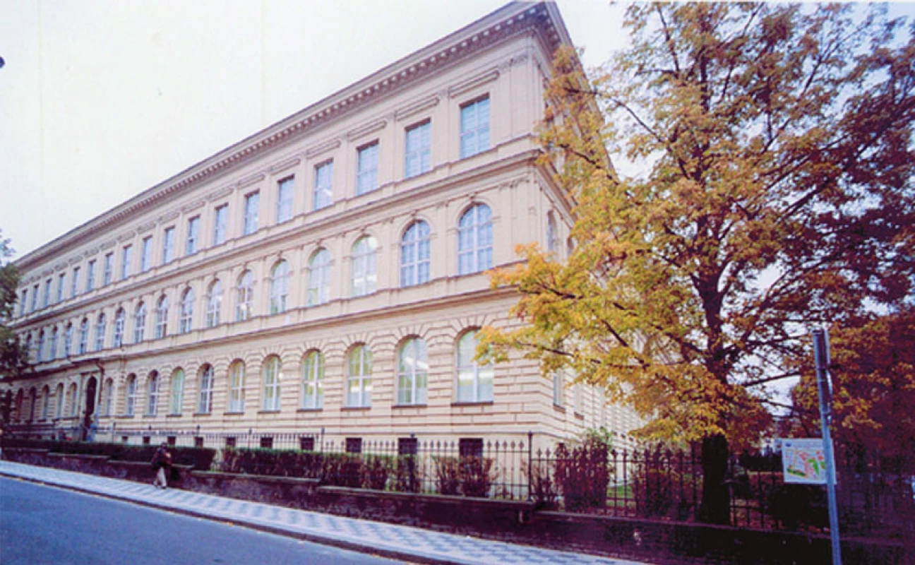 Budova děkanátu 1. LF UK v Kateřinské ulici (Praha 2), kde vznikla v roce 1911 první experimentální psychologická laboratoř v historických zemích Čech, Moravy a Slezska