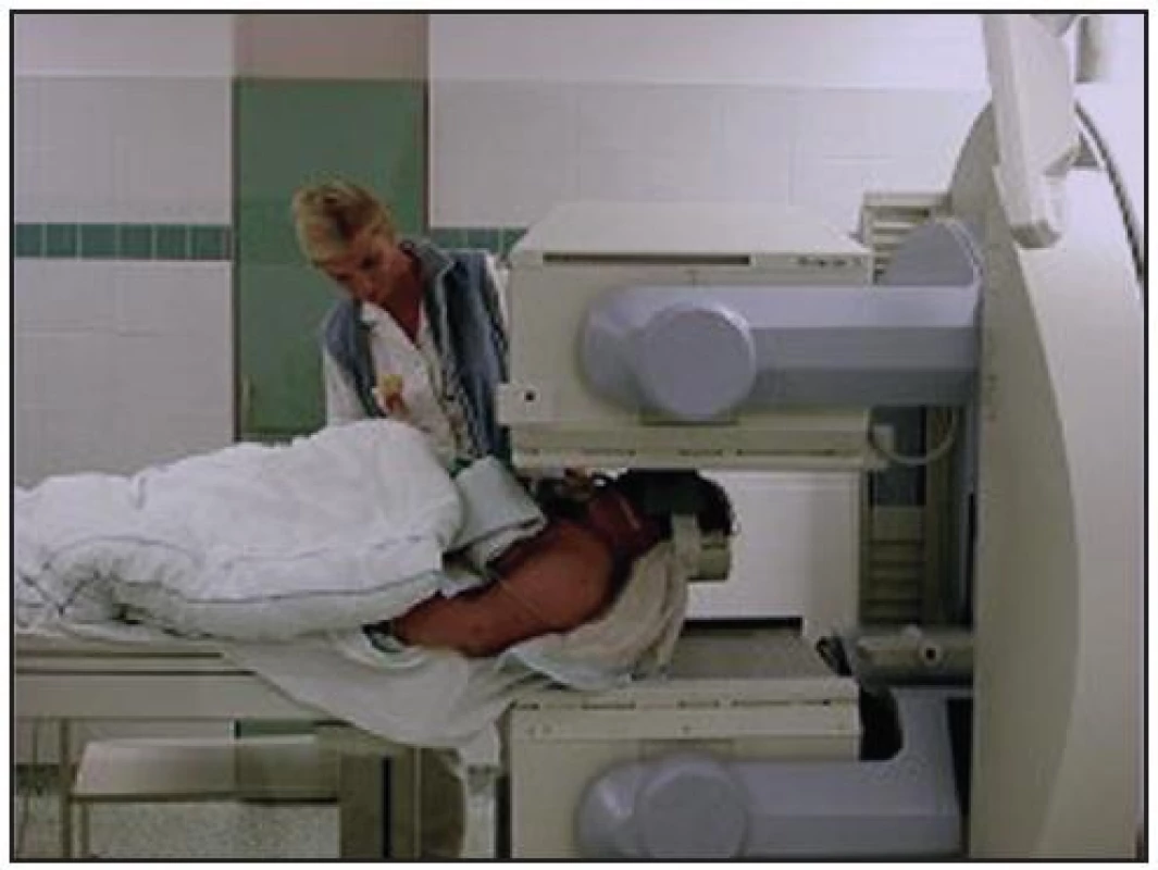 Uložení pacienta pod detektor scintilační kamery