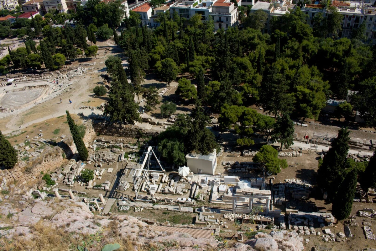 Pohled na Asklepieion z Akropole