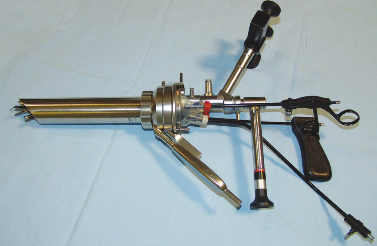 Instrumentárium k transanální endoskopické mikrochirurgii
Fig. 1. Instruments for transanal endoscopic microsurgery