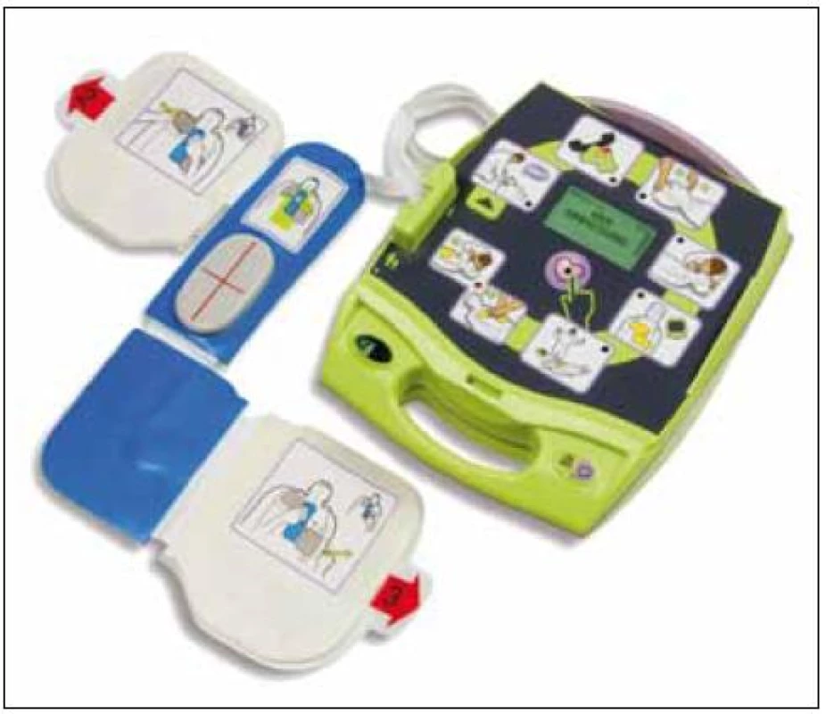 Bifázický přístroj ZOLL AED Plus® s přídavnými funkcemi a vyhodnocováním kvality resuscitace (ZOLL Medical Corporation, Chelmsford, MA, USA).