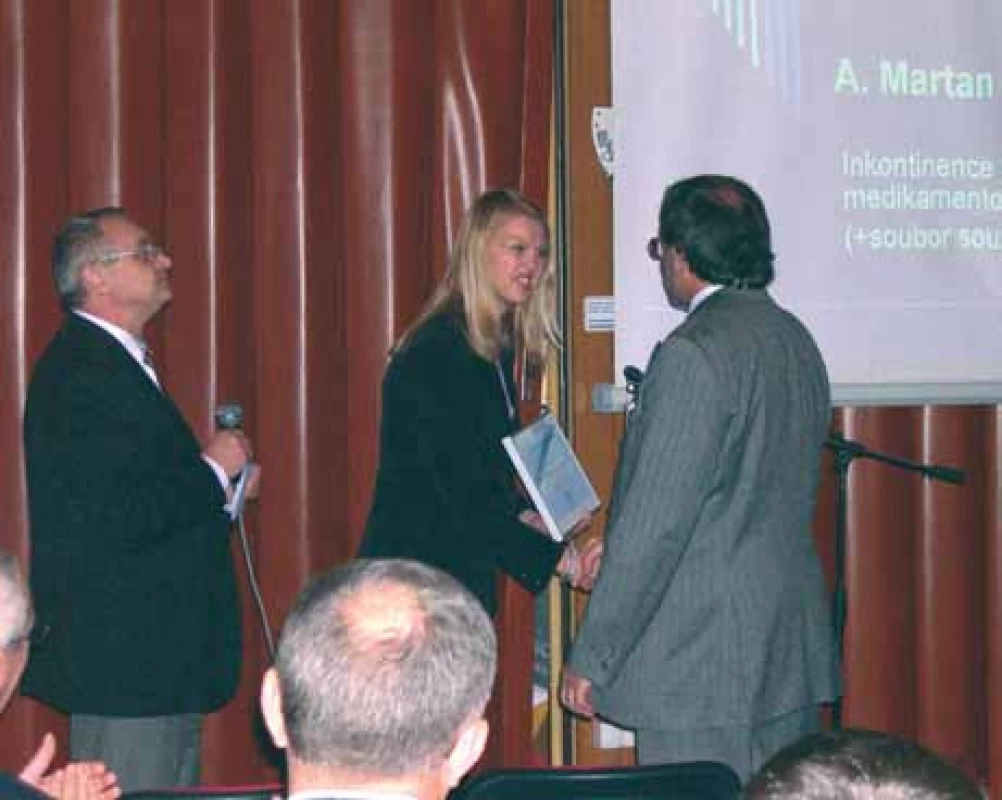 Prof. MUDr. A. Martan, DrSc. (vpravo), přebírá cenu společnosti za rok 2005.
