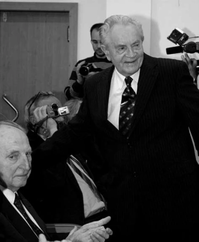 Pan docent Alois Kopecký v zajetí fotografů po svém úvodním vystoupení na semináři pořádaném k jeho 90. narozeninám v červnu 2010. Vlevo sedící prof. Otto Hrodek.