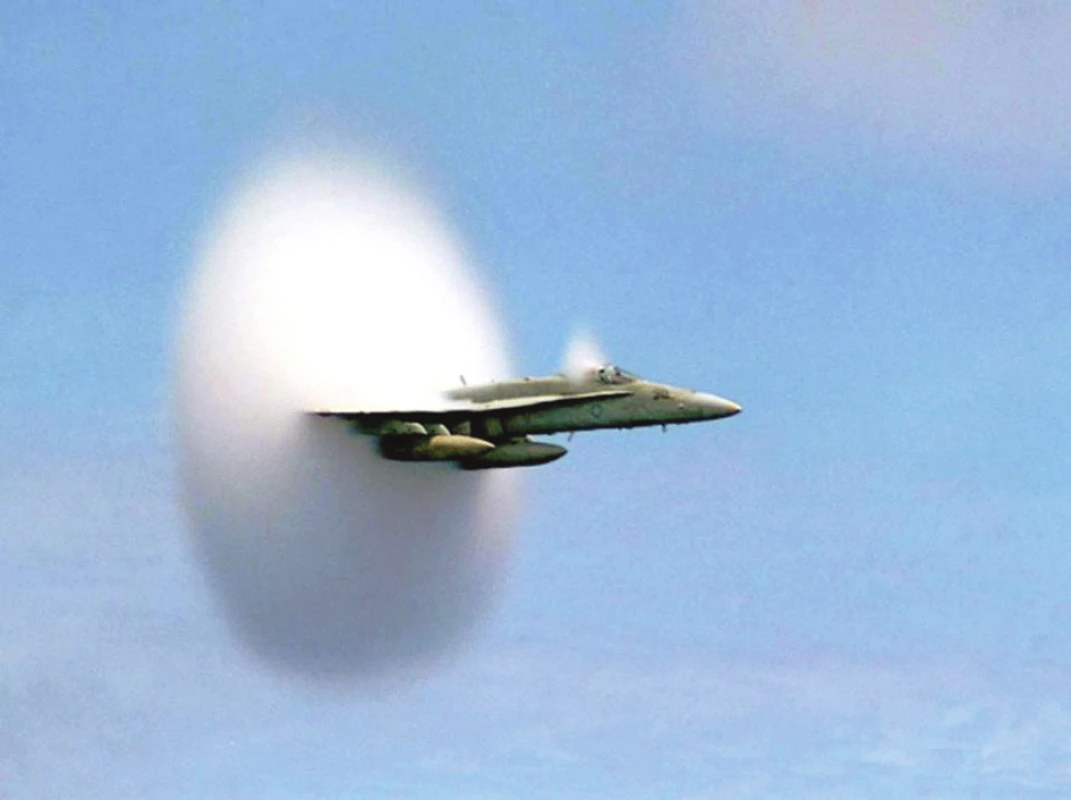 Sférický tvar rázové vlny /oblak kolem křídel/ u bojového letounu při dosažení rychlosti zvuku.