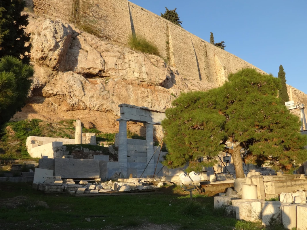 Asklepieion pod Akropolí – dórská stoa s rekonstruovanými sloupy