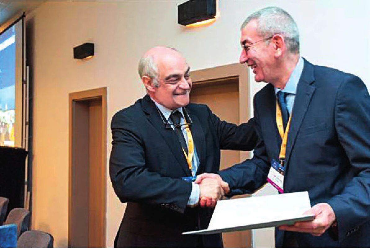 Předání předsednictví evropské ORL společnosti (CEORL-HNS) – vlevo prof. Manuel Bernal-Sprekelsen, vpravo prof. Marc Remacle.