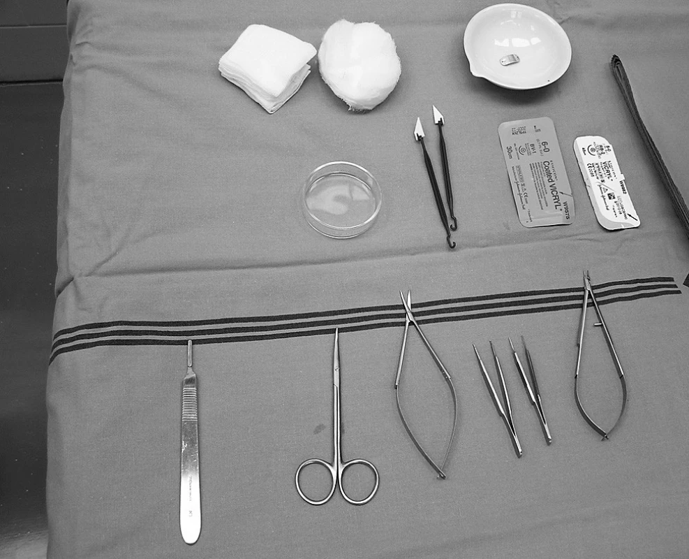 Operační stolek připravený pro implantaci