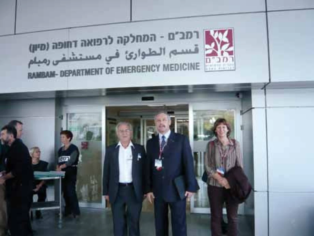 Dr. Michaelson a doc. Klein před vstupem na oddělení urgentní medicíny nemocnice Rambam v Haifě.