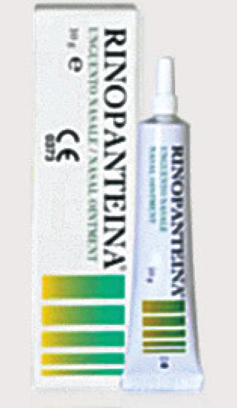Rinopanteina adjustovaná v tubě s násadcem usnadňujícím nosní aplikaci.