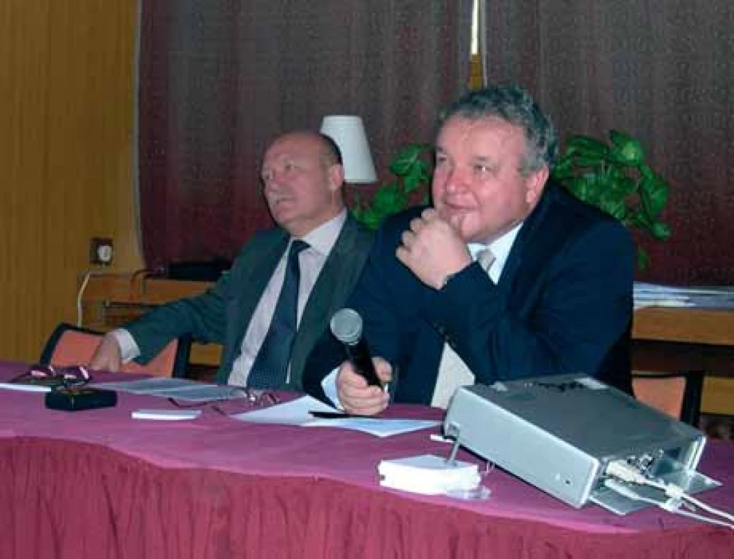 Prof. MUDr. M. Halaška, DrSc., a doc. MUDr. J. Feyereisl, CSc., koordinují sekci urogynekologické operativy.