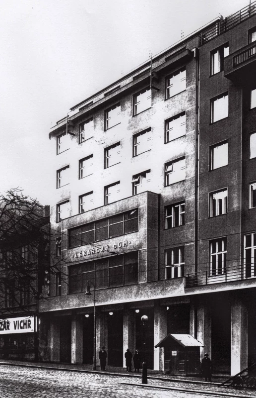 Lékařský dům v Praze krátce po otevření ve 30. letech 20. stol.