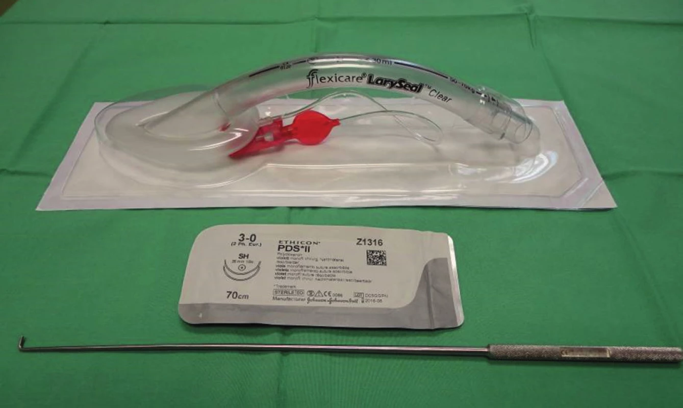 Laryngální maska - LAMA, užívané vlákno PDS 3/0, háček na dotahování stehů
Fig. 4: Laryngeal mask – LAMA, PDS 3/0 suture; hook used to tighten the suture