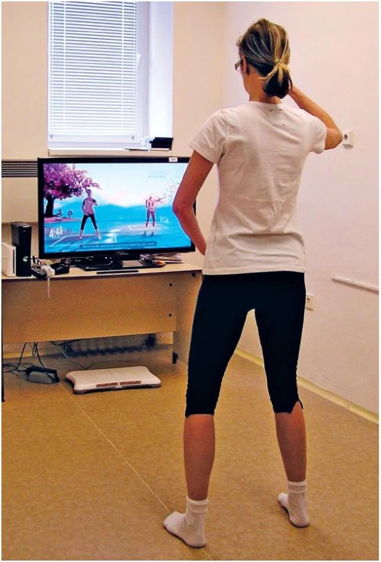 Videoherní systém Kinect Xbox 360: ukázka cvičení ze série Your Shape Fitness Evolved. Tělo hráče je snímáno pohybovým senzorem Kinect (vybaveným kamerou, zdrojem infračerveného záření a senzorem pro jeho detekci). Pohybový senzor je umístěn pod televizní obrazovkou.