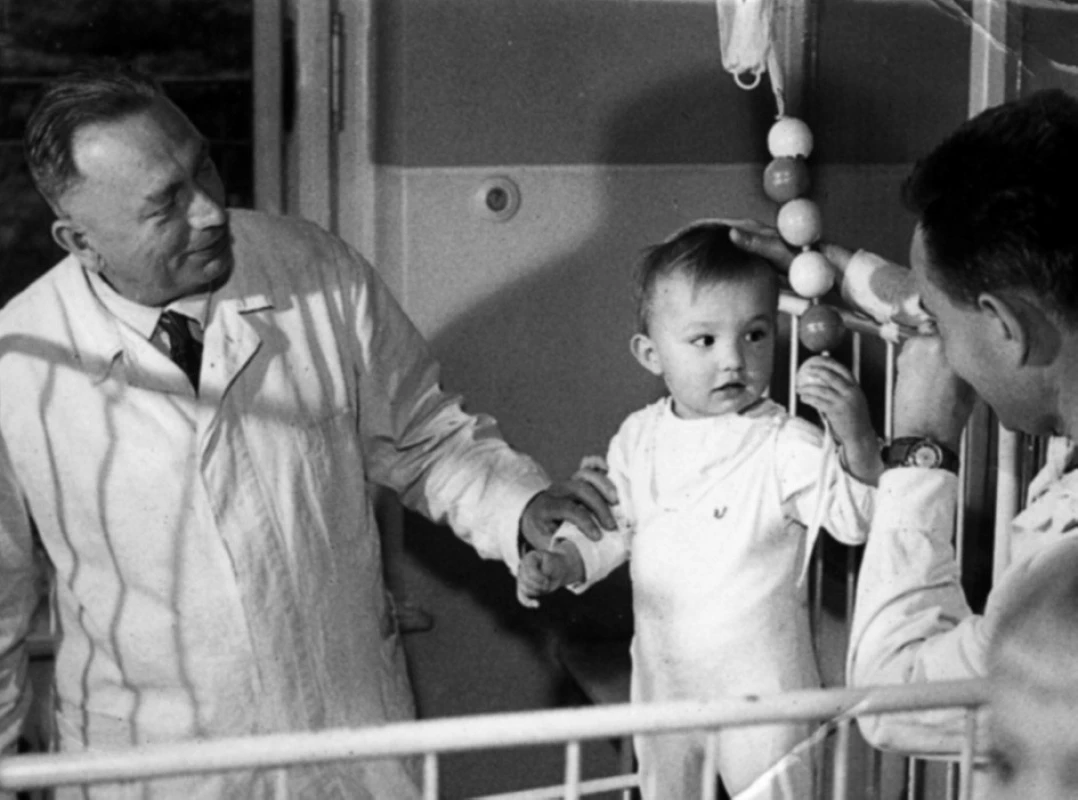 Prof. Houštěk při velké vizitě. Vpravo referuje o pacientovi doc. Alois Kopecký.