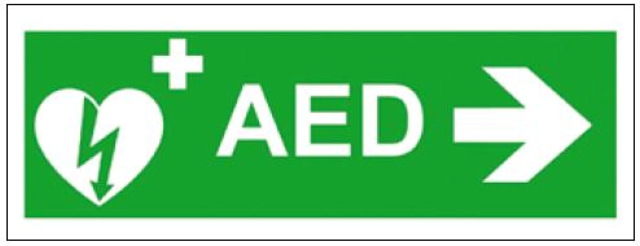 Doporučené označení AED se směrovou šipkou.