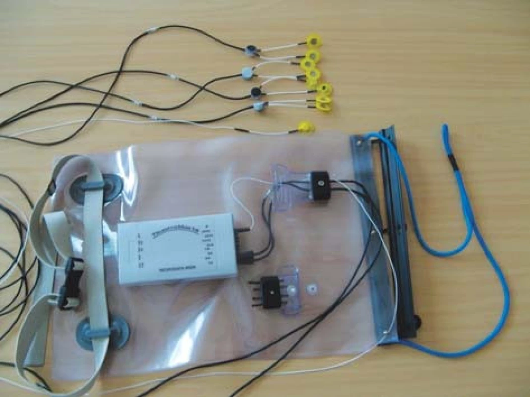 Vodotěsný vak s EMG vysílačem a elektrodami.