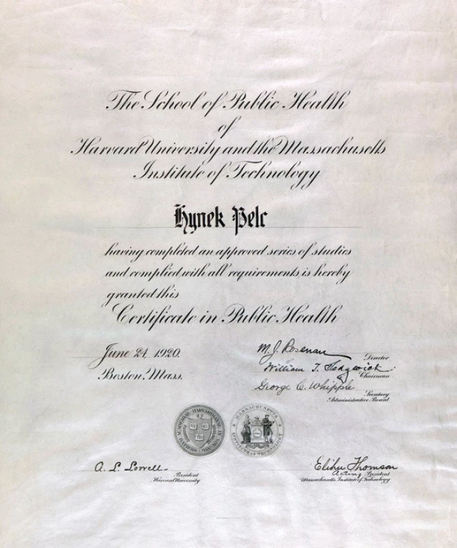 The School of Public Health of Harvard University v Bostonu vydává Hynku Pelcovi „Certificate of Public Health“ v roce 1920