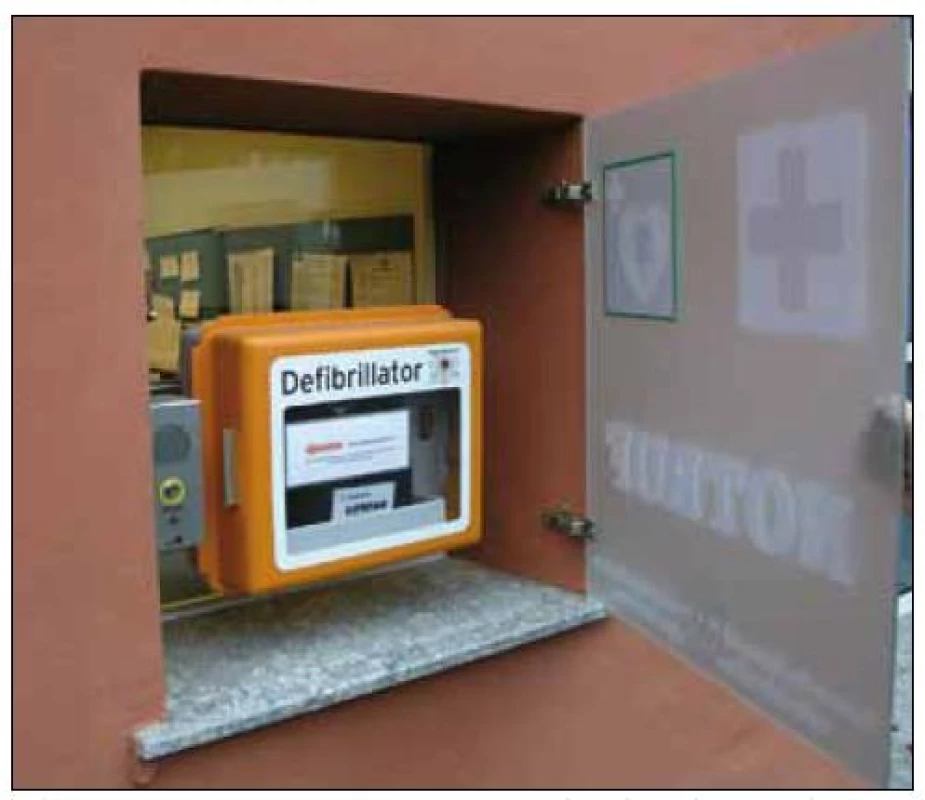 Veřejně přístupná vestavná skříňka s komunikačním zařízením (vlevo) a AED LIFEPAK (Physio-Control Inc., Redmond, WA, USA) na náměstí v německém Garmisch-Partenkirchenu (foto: AT, 2004).