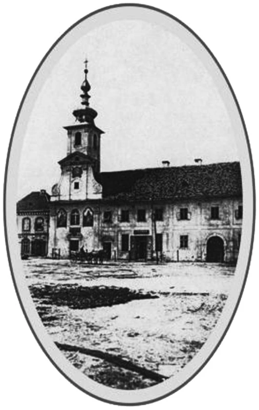 Budova konventu a kostel Milosrdných bratří ve Spišském Podhradí na přelomu 19. a 20. století, vpravo od kostela, v přízemí mezi okny je patrný vchod do lékárny (zdroj: www.dssspp.sk)