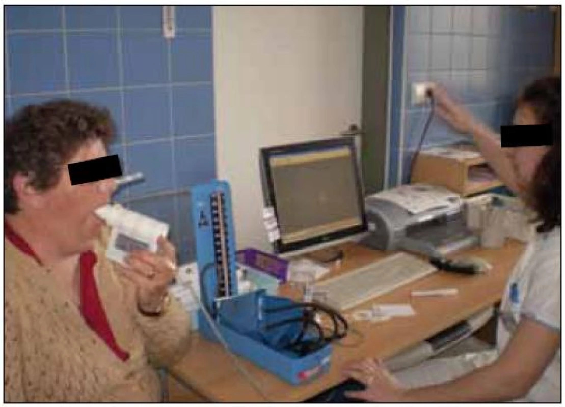 Pacientka během spirometrického vyšetření (na stole je inhalátor se salbutamolem nutným k provedení bronchodilatačního testu) (foto autor).