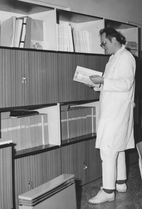 MUDr. RNDr. Luboslav Stárka v roce 1984 v Endokrinologickém ústavu