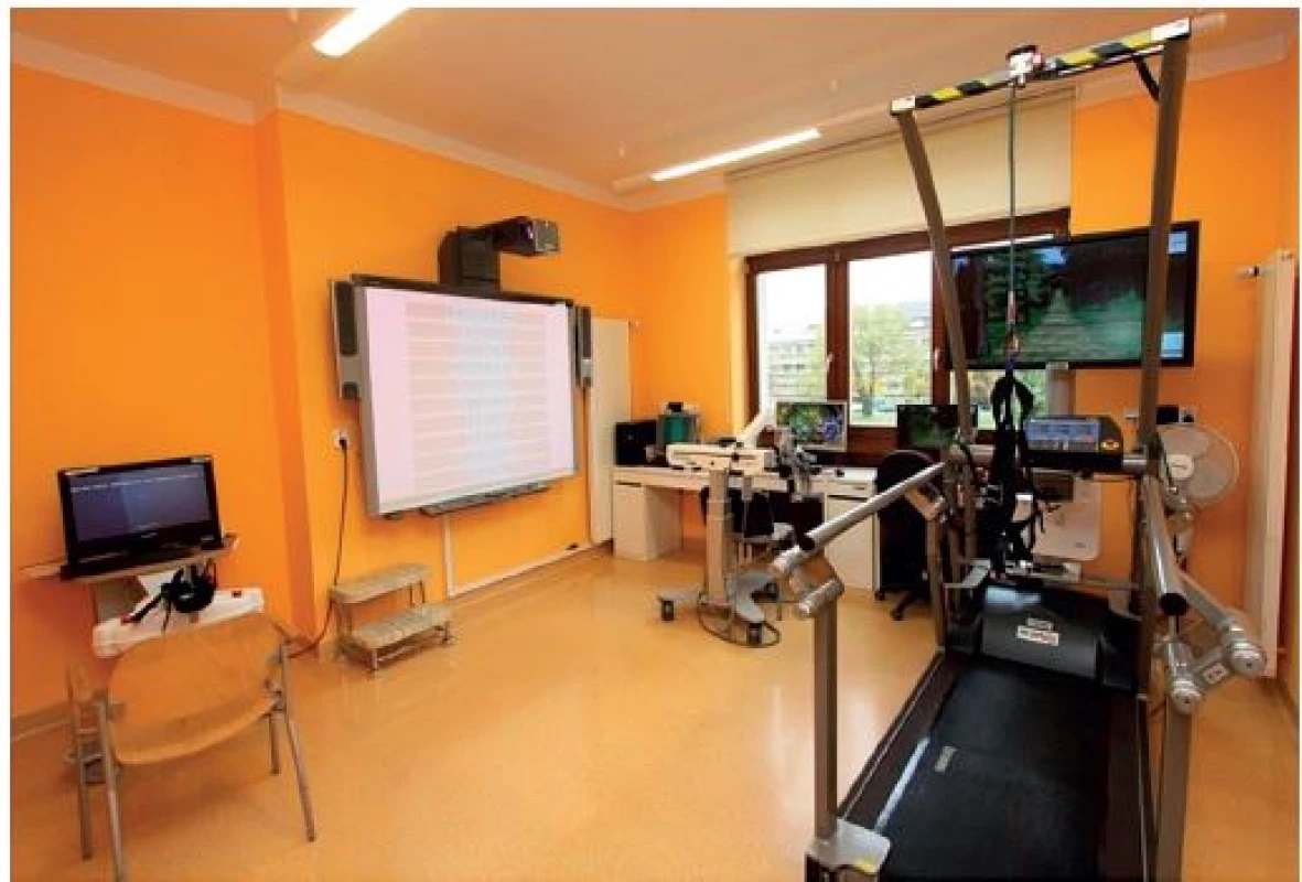 Část vybavení neurorehabilitace v Ústřední vojenské nemocnici Praha pro léčbu motorických a kognitivních deficitů.