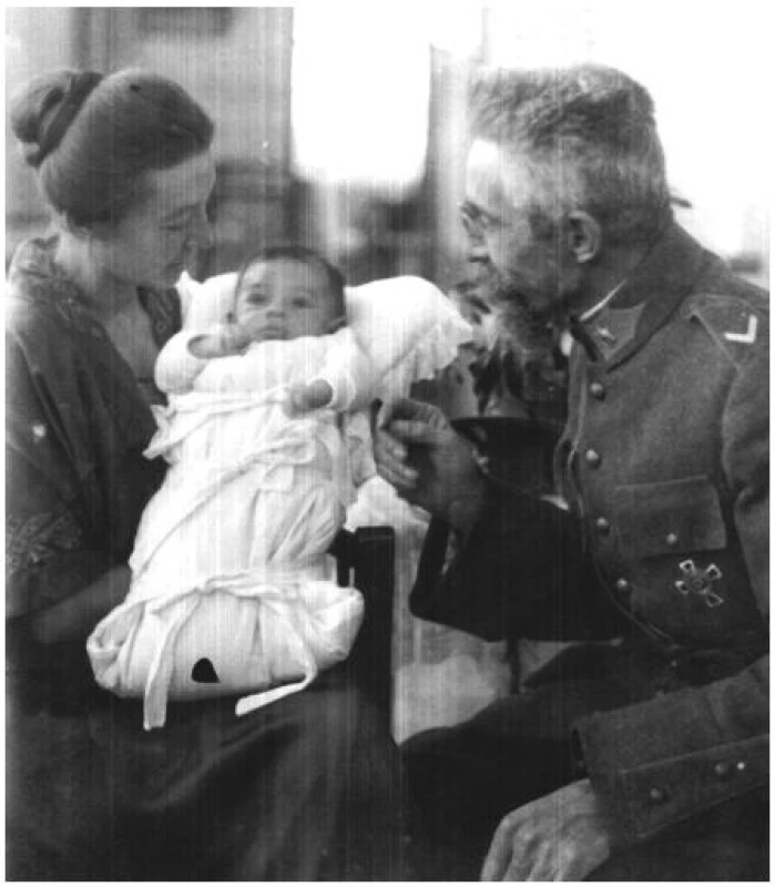 José Verocay ve vojenské uniformě s manželkou Carlottou a jedním ze čtyř dětí (z rodinného archivu Dr. Marie Cristiny Verocayové)