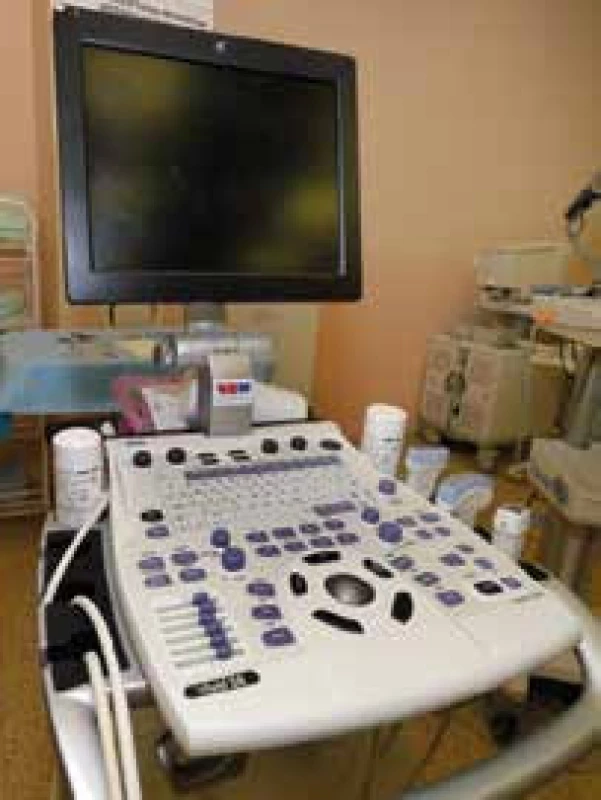 Příklad multimodálního ultrasonografického
přístroje vybaveného transtorakální,
abdominální a lineární sondou (GE Vivid S6)