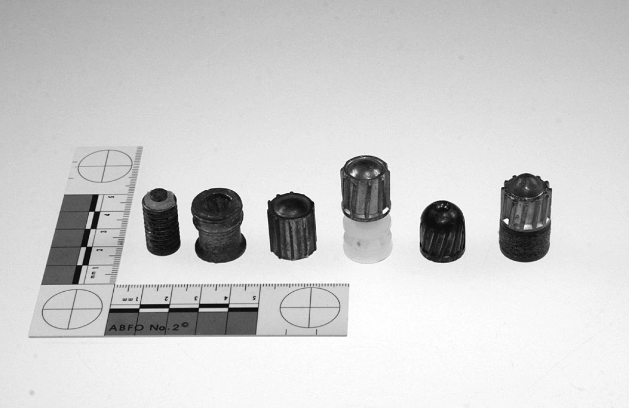 Různé typy jednotných střel laborovaných do brokových nábojů. Zleva doprava: jádro střely S-BALL Plastik (Sellier&amp;Bellot©), střela Ideal (Stendebach©), střela S-BALL, střela SB Special Slug (obě Sellier&amp;Bellot©), střela typu Foster (Winchester©) a klasická střela Brenneke (Brenneke©).