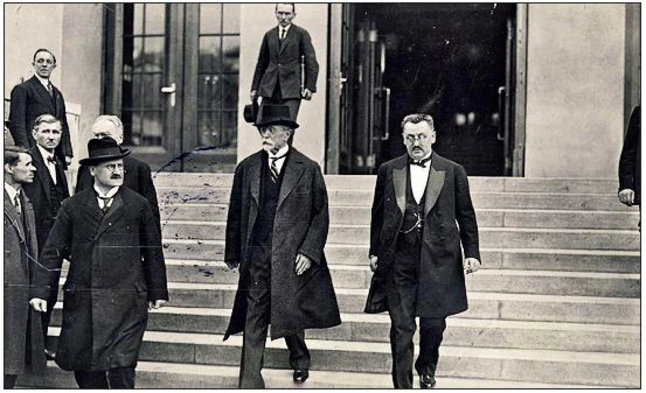 Prezident T. G. Masaryk s profesorem Srdínkem odcházejí z ústavu v den jeho slavnostního otevření