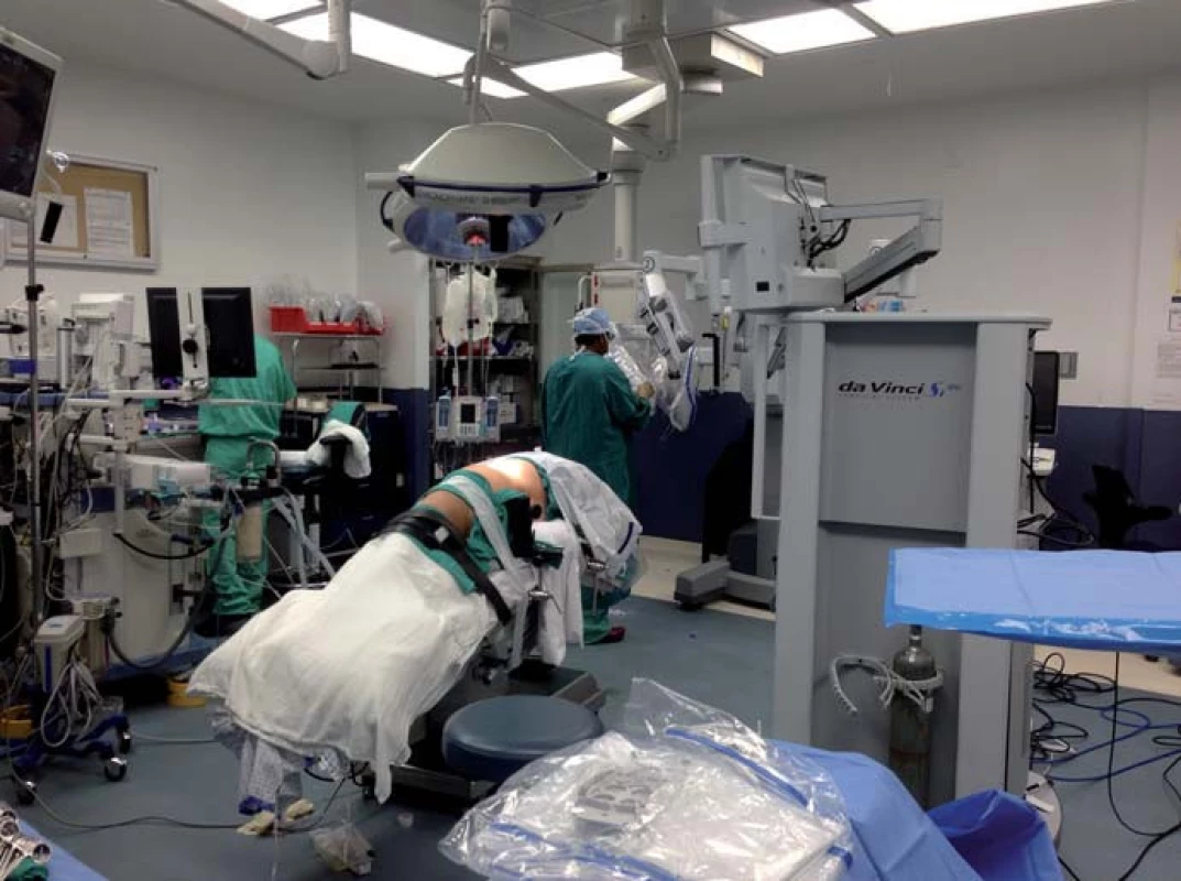 Příprava operačního sálu před zapojením robota pro pravostrannou retroperitoneální nefrektomii.