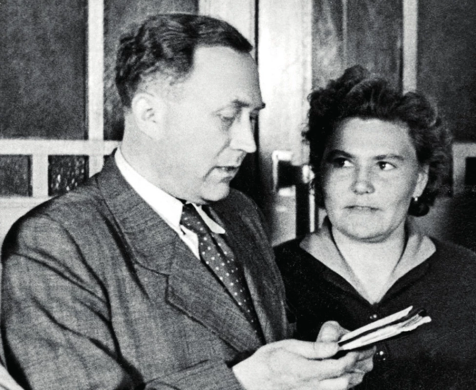 MUDr. Kamínek na přednášce v Chotouchově, vpravo Marie Zoufalá, rozená Vedralová (1921–1993)