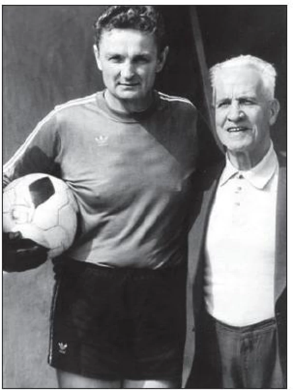 Zdeněk Placheta se svým idolem Františkem Pláničkou, nejlepším československým brankářem všech
dob, před utkáním seniorů SK Slavia Praha a SK Židenice v roce 1982.