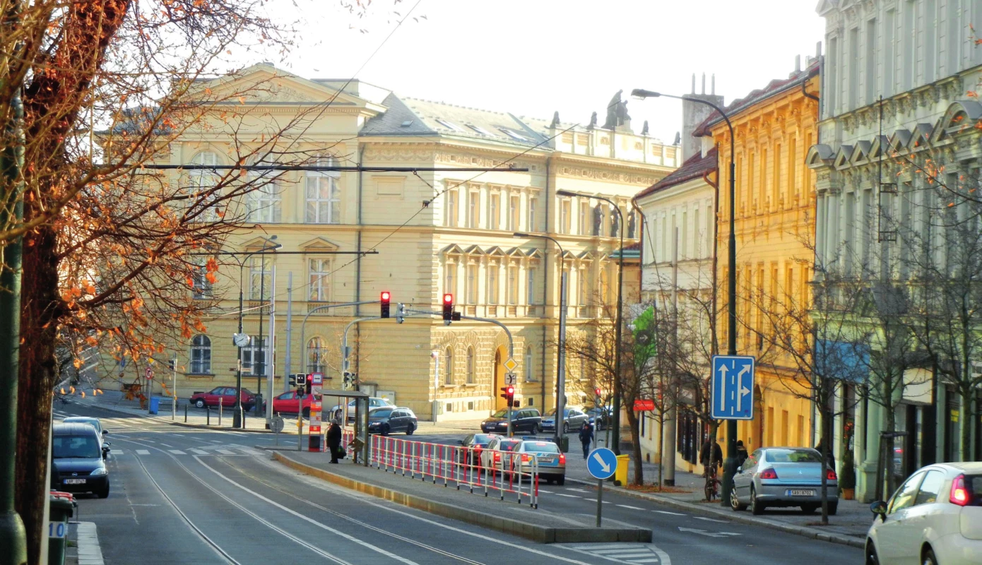 Pohled na budovu ministerstva spravedlnosti z Vyšehradské ul., do roku 1929 Chudobinec sv. Bartoloměje, foto autor (2017)