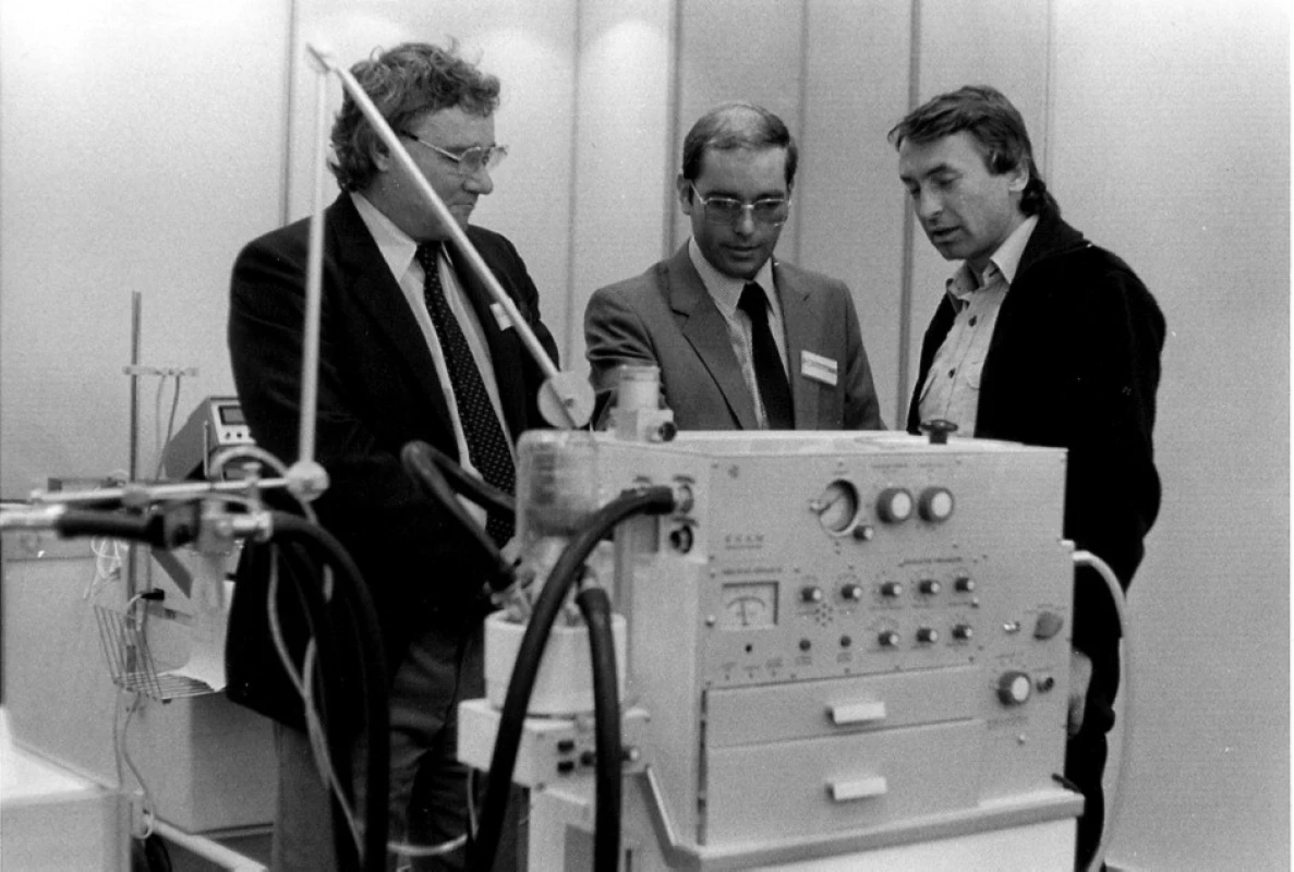 Ing. Brychta (první zleva) a ventilátor EDAM