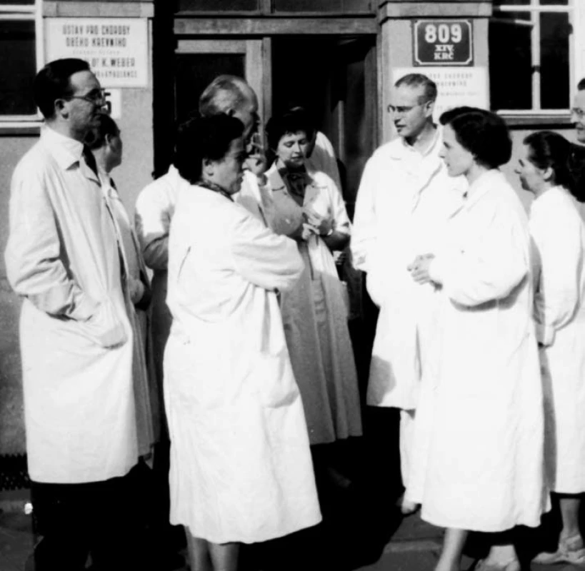 Členové prvního kardiologického kursu 1957, zleva: P. Jerie, F. Loskot (odvrácený), Esesltová, Prónay, Hermannová, Brod, Takáčová.