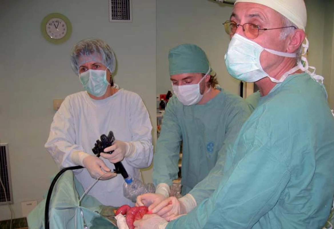 Intraoperační enteroskopie (prof. M. Kopáčová a primář dětské chirurgie J. Koudelka).
Fig. 2. Intraoperative enteroscopy (Professor M. Kopáčová and Dr. J. Koudelka, Head of Paediatric Surgery).