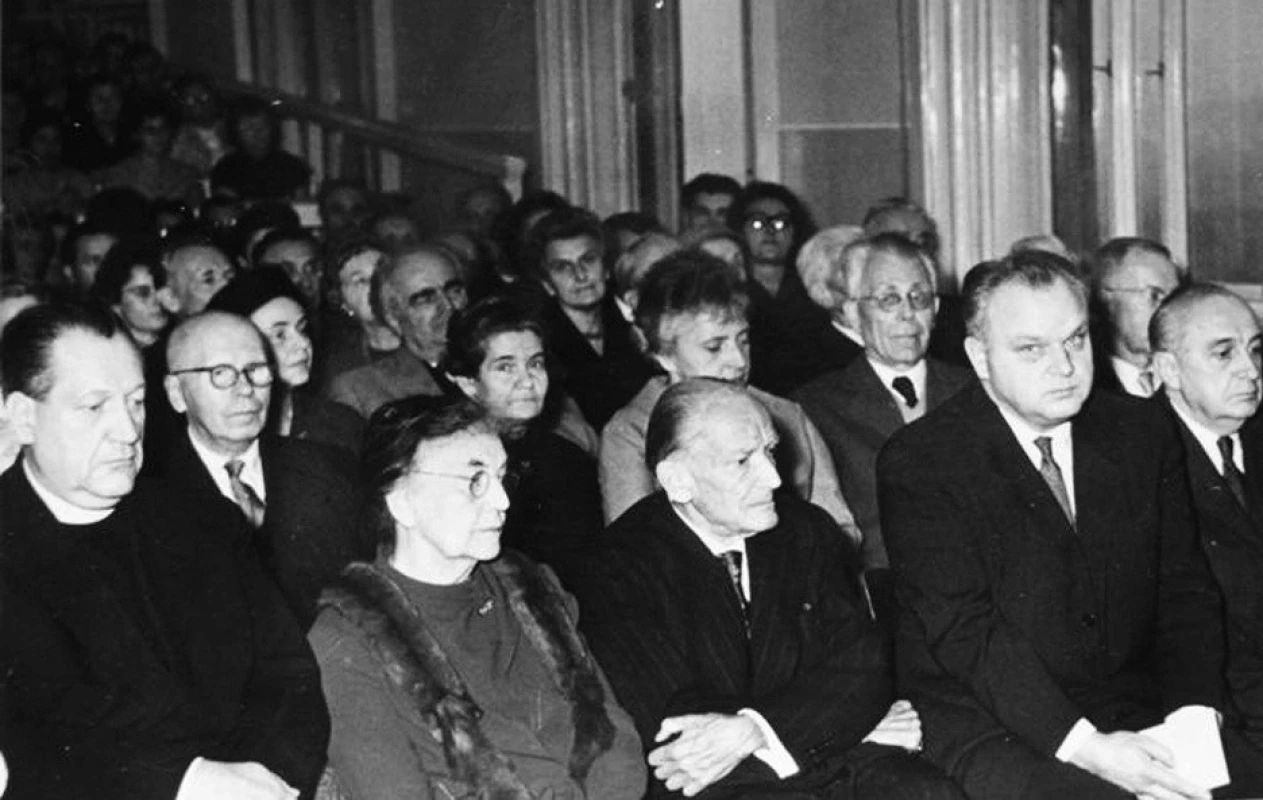 Oslava 80. narozenin prof. Brdlíka (oslavenec uprostřed prvé řady, vlevo od něj jeho manželka, zcela vlevo tehdejší ministr zdravotnictví Josef Plojhar).