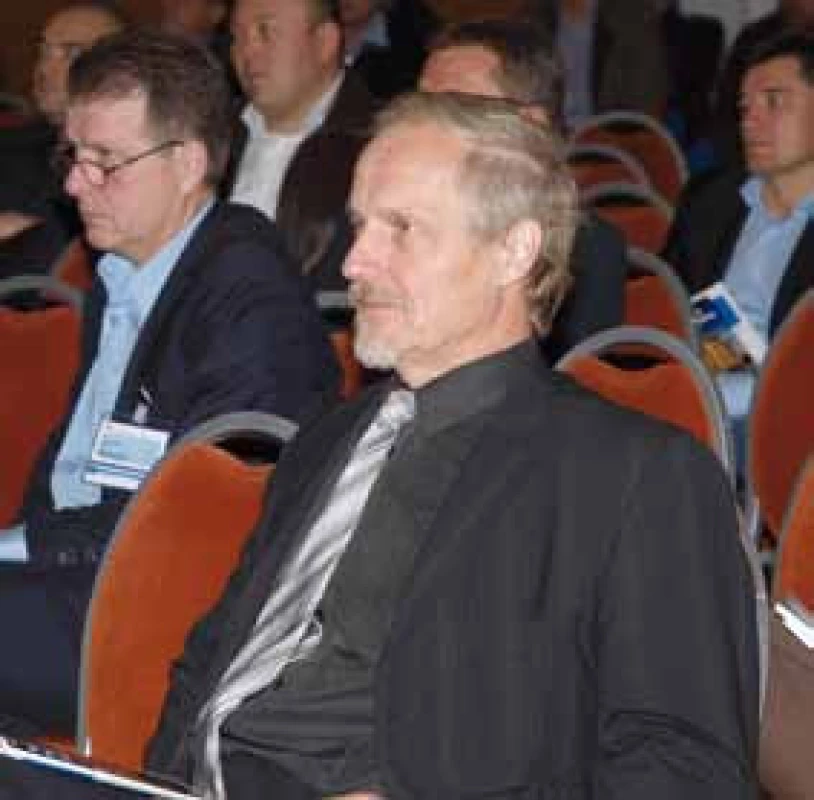 Prof. Tomáš Hanuš (VFN, Praha) se podílel na pořádání všech dosavadních 11 ročníků CEM a v roce 2006 byl dokonce prezidentem této konference konané tehdy v Praze. Na snímku jako vždy se zájmem sleduje české „svěřence“ při výkonu.