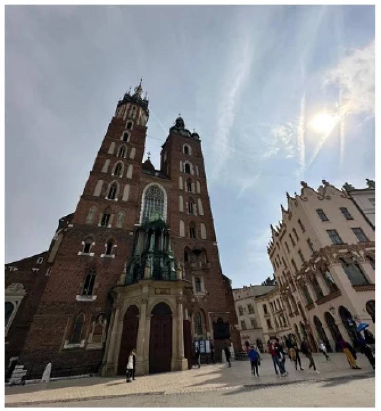 Kostel Nanebevzetí Panny Marie na Hlavním
náměstí v Krakově <br> 
Fig. 5. Basilica of Saint Mary in the Main Square in
Krakow