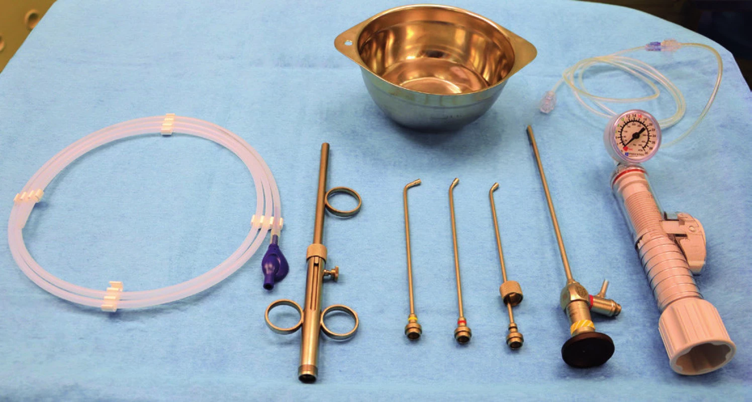 Instrumentárium k balónkové endoskopické tuboplastice
(zleva doprava: balónkový katetr, zavaděč a tři různé nástavce
různého zakřivení, endoskop, insuflační pumpa).