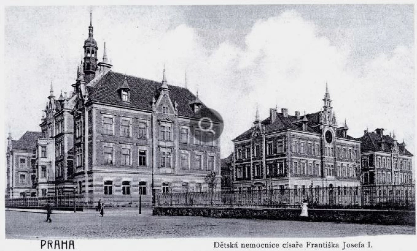 Dětská nemocnice císaře Františka Josefa I. na dobové pohlednici. Otevřena byla v roce 1902 a zbořena v roce 1970 při stavbě Nuselského mostu.