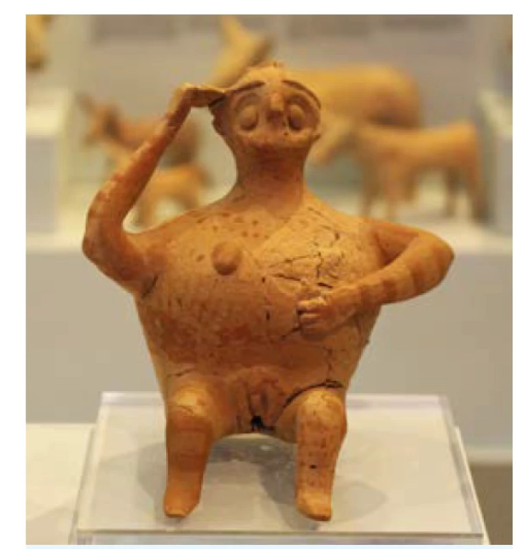 Rhyton ve tvaru sedící těhotné ženy z lokality Gournia (Kréta), 12. století př. Kr.