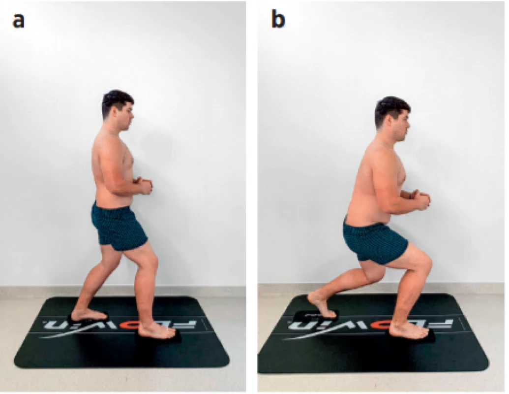 a, b
a) Posilování svalů dolních končetin pomocí klouzavých podložek pod nohama – základní pozice. b) Posilování svalů
dolních končetin pomocí klouzavých podložek pod nohama –
zádní výpad.
