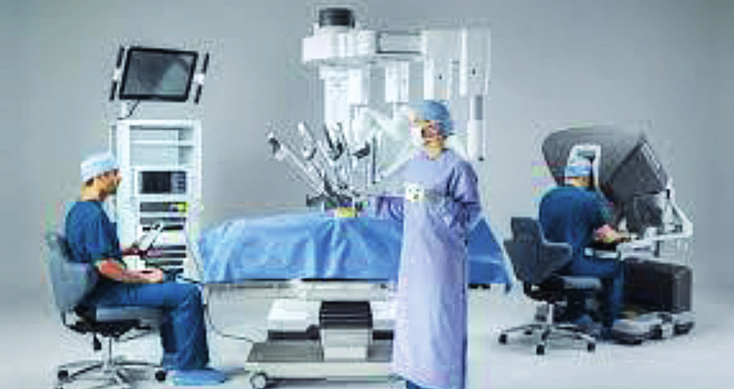 Robotem asistovaná operace systémem daVinci Xi
– robotická konzole se sedícím chirurgem, perioperační sestra
u robotického systému s operačními nástroji, počítačová věž
s monitory a sedící anesteziolog. Zdroj: Intuitive Surgical