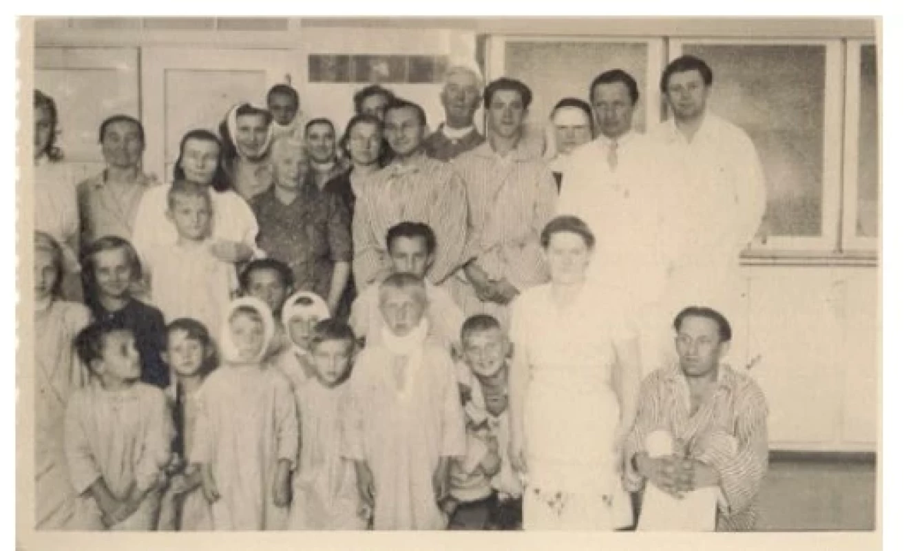 Primář Vlastimil Dostálek s pacienty oddělení ORL v Novém
Jičíně; vpravo dr. Alois Rumler, vlevo vrchní sestra Achilla