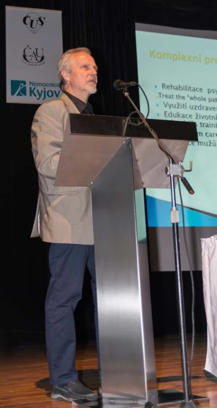 Prof. Hanuš prezentuje na téma močové
píštěle a inkontinence<br>
Fig. 2. Prof. Hanuš presenting the issue of urinary
fistulas and incontinence