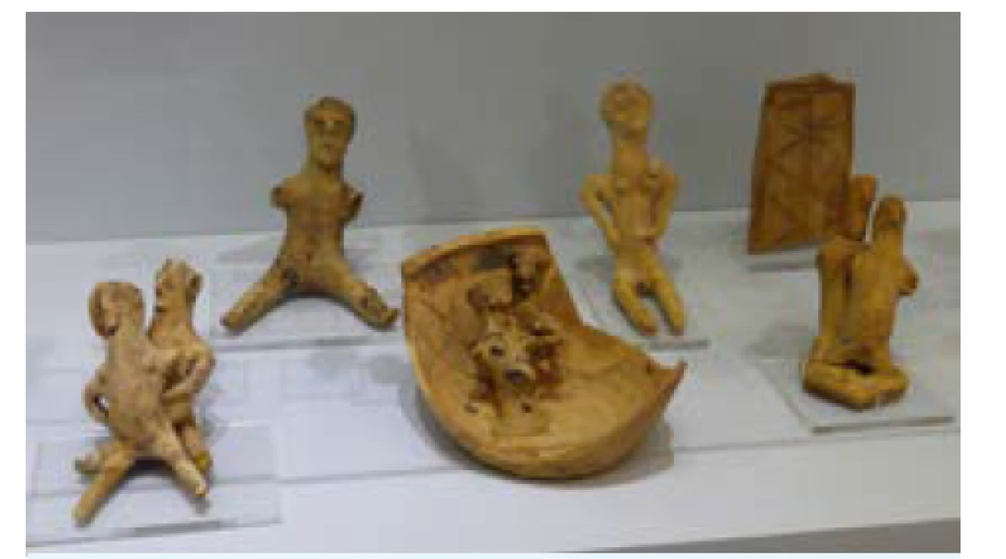 Terakotové figurky a modely rodících žen z posvátné jeskyně bohyně porodu Eileithyie, Inatos (Kréta), 9.–8. století př. Kr.